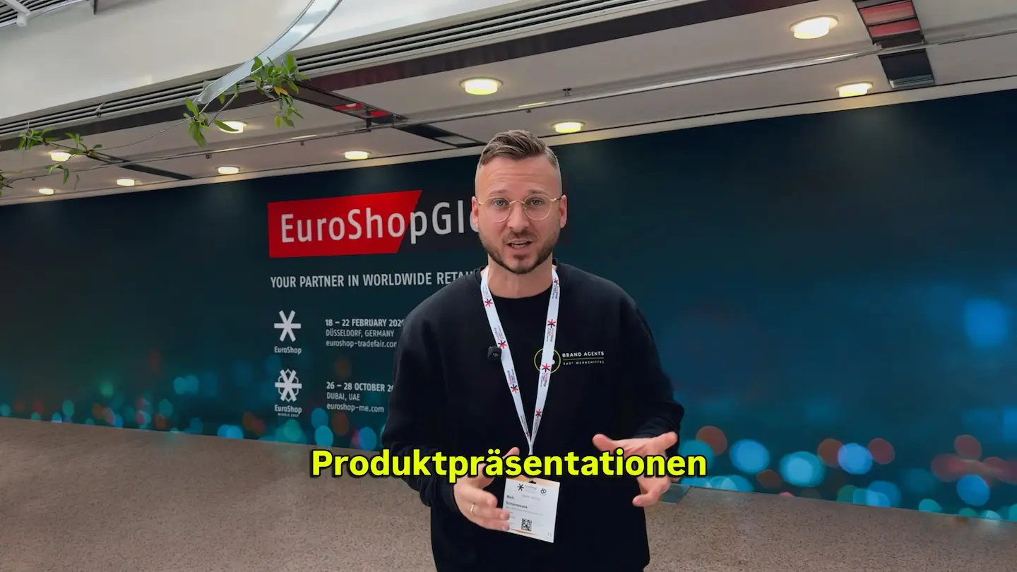 EuroShopGlobal-Brand Agents Präsentationsbericht vor dunklem, dunkelblauem Banner mit POS-Backdrop; Markenzeichen Brand Agents und Referenz zu EuroShopGlobal