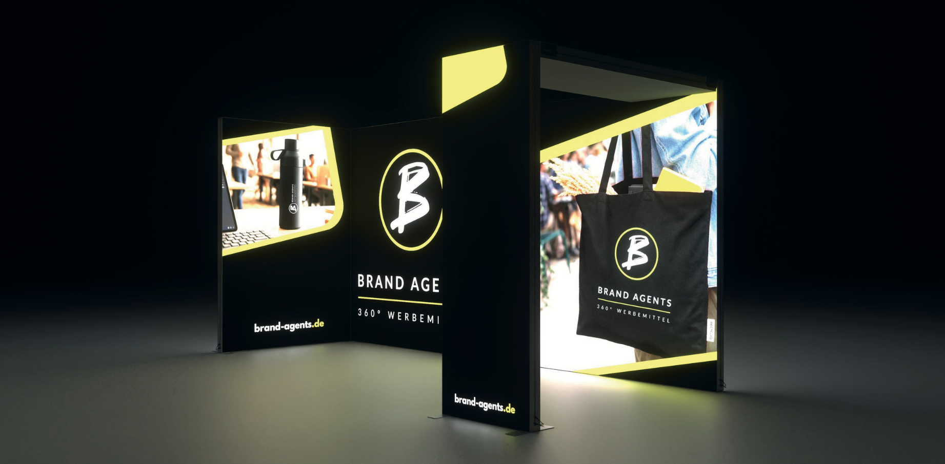 Schwarze Präsentationskonstruktion mit gelben Akzenten, Brand-Agents-Logo und Bildmotiven einer schwarzen Trinkflasche sowie einer schwarzen Tragetasche mit Brand-Agents-Aufdruck.