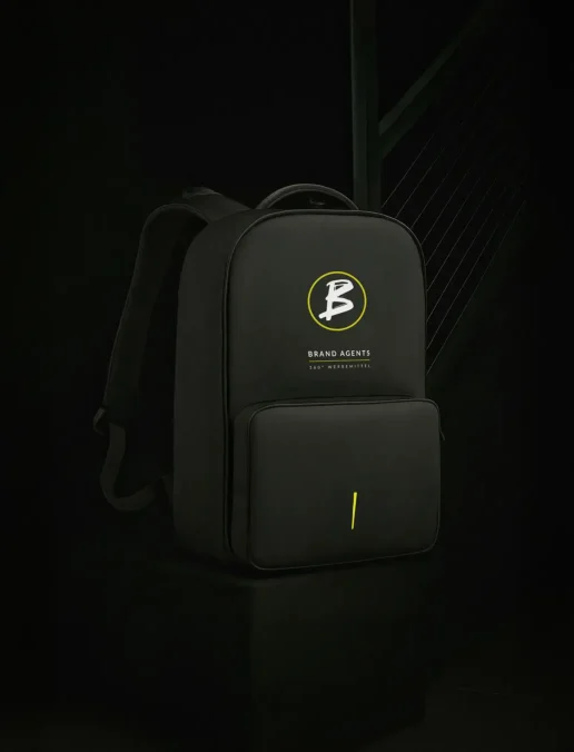 Schwarzer Rucksack mit gelbem Logo von Brand Agents auf der Vorderseite.